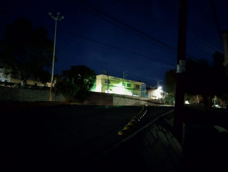 Un peligro, tramo oscuro en Lomas del Lago