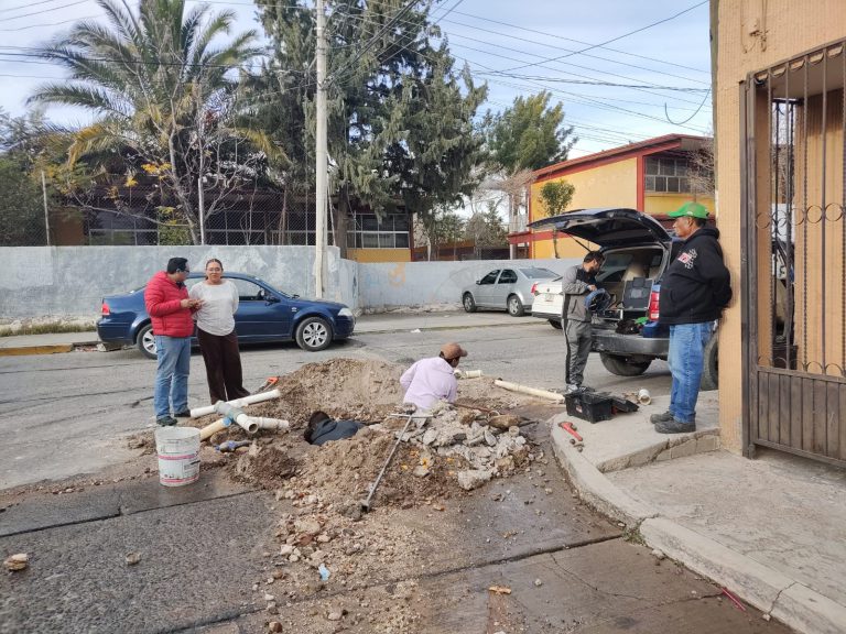 Tubería tapada deja sin agua dos colonias