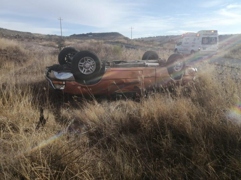 Conductor resulta lesionado en volcadura