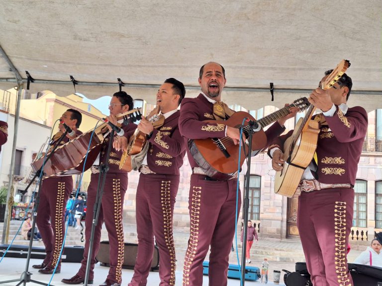 Cantan con Mariachi Camperos en Plaza de Armas