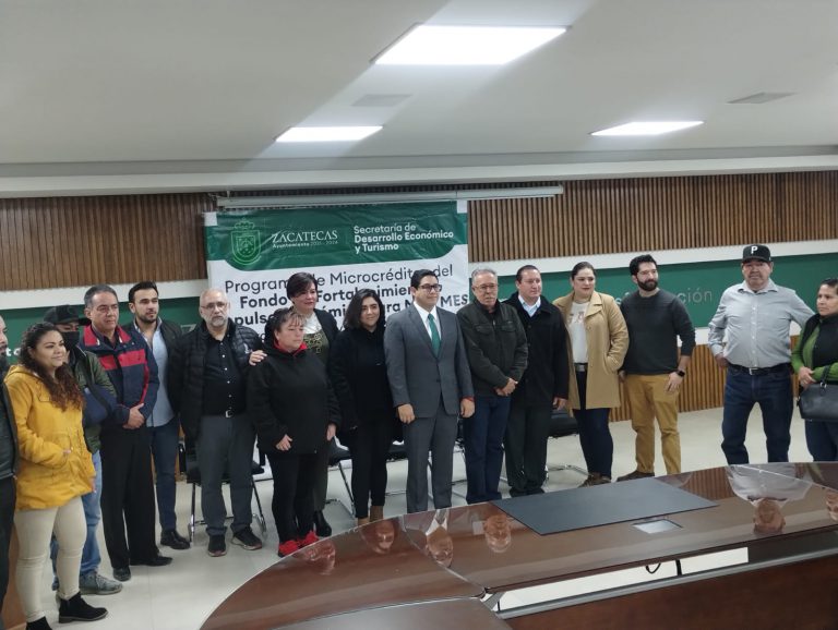 Entregan créditos a microempresarios