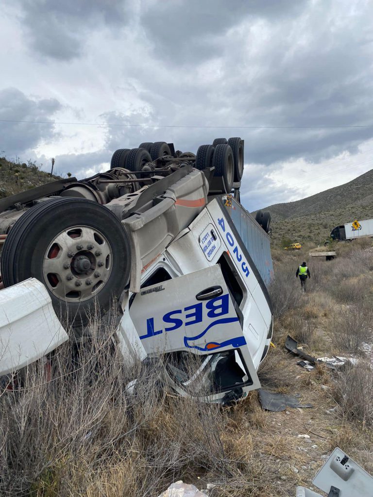 Conductor de tractocamión sufre lesiones tras volcadura