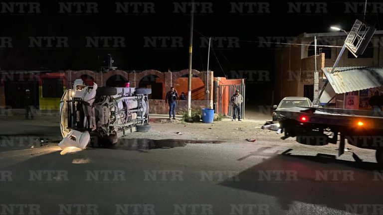 Impacta camioneta de la FGJE contra vehículo