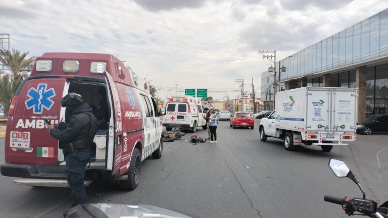 Auto arrolla a menores que viajaban en moto