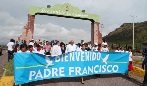 Reciben al nuevo párroco de Nieves