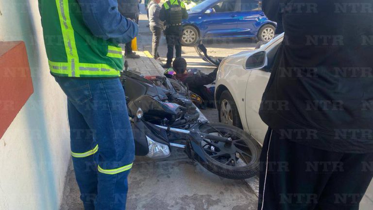 Resulta motociclista con lesión grave tras sufrir accidente