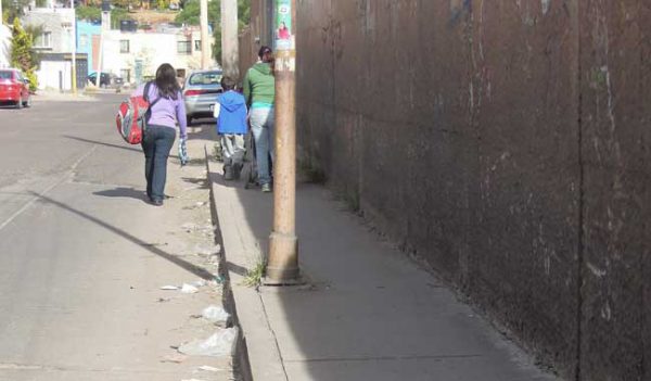 Sucios y desprotegidos en colonia Tres Cruces