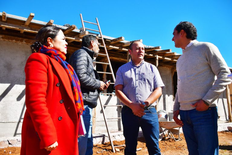 Supervisan construcción de aula en Tacoaleche
