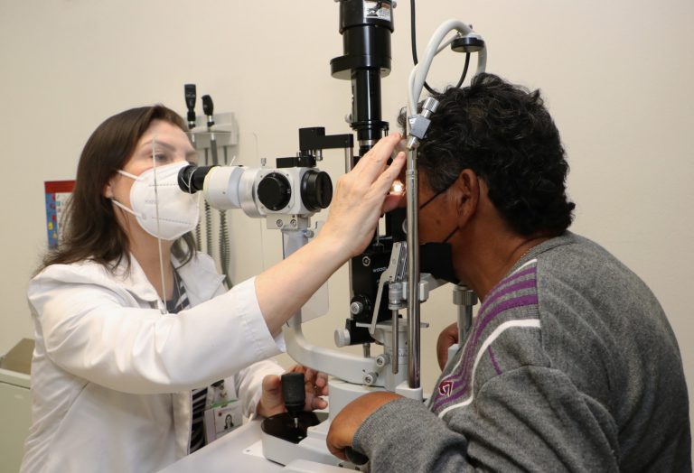 Entregarán lentes gratuitos a personas que carezcan de seguridad social