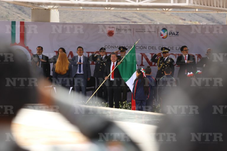 Conmemora gobernador Día de la Bandera