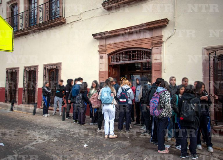 Toman alumnos instalaciones de escuela privada