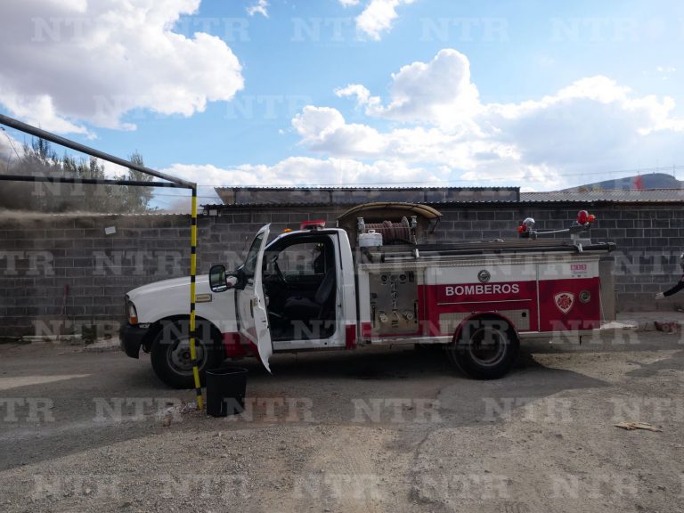 Combaten bomberos incendio en habitación de estacionamiento