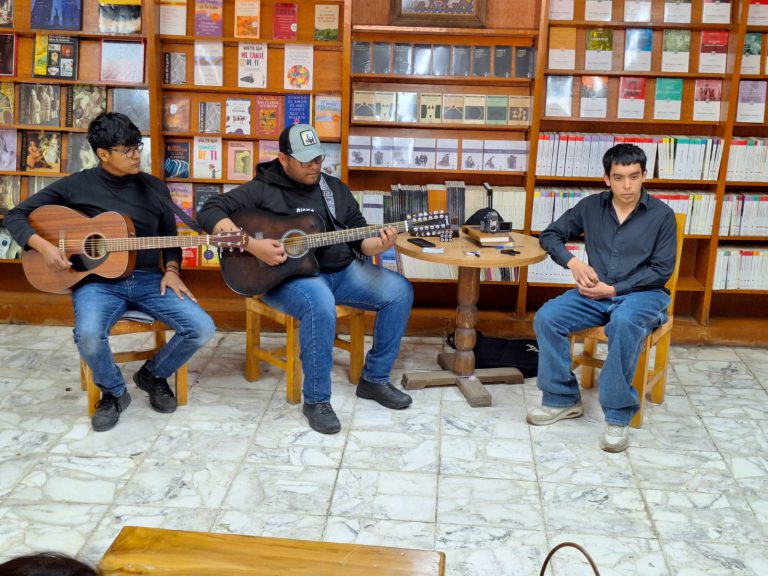 Zona Roja pone el ritmo en la Librería El Quijote