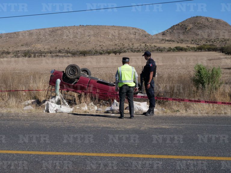 Volcadura deja un muerto y dos heridos en Villanueva