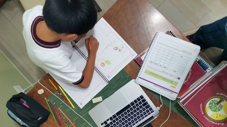 A clases en línea, seis escuelas por enfermedades