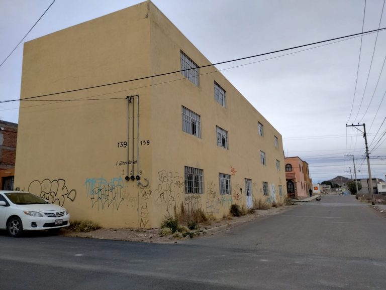 Abandonado, edificio en Jardines del Sol