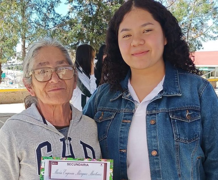 Adultos mayores concluyen educación básica