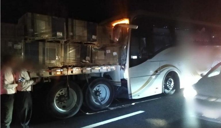 Autobús se impacta con tráiler en la México-Cuernavaca