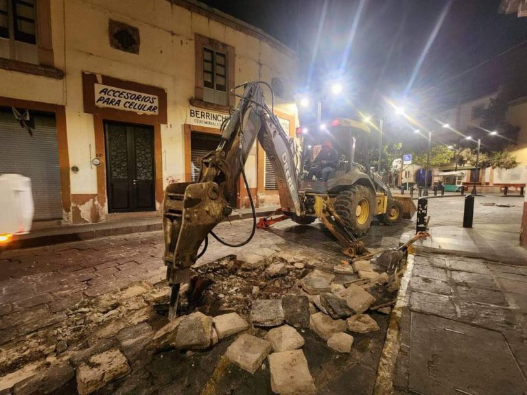 Avanzan jornadas nocturnas de bacheo en Centro Histórico