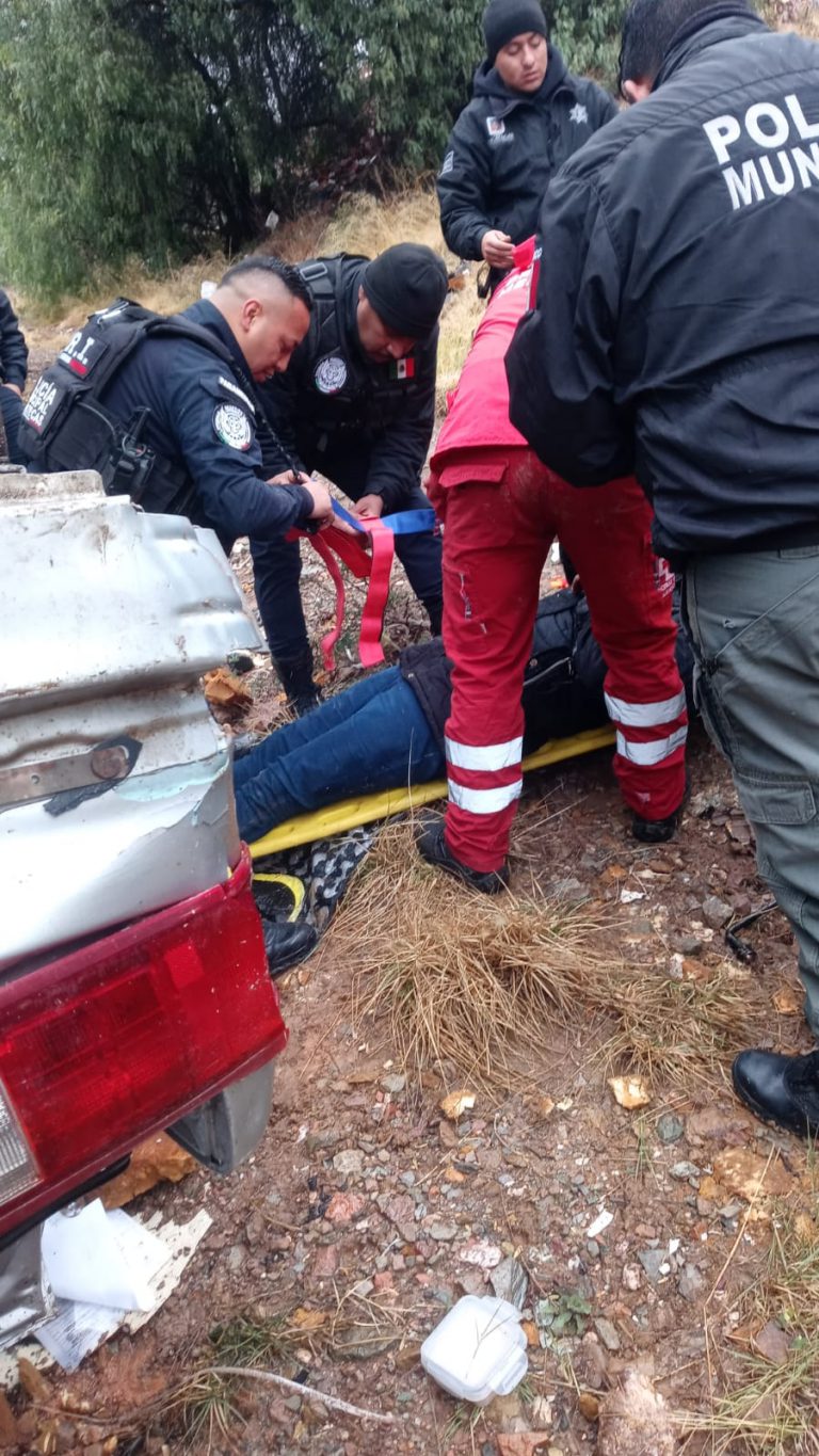 Se desbarranca vehículo en federal 45