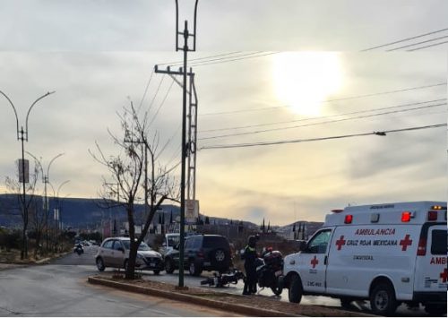 Chocan auto y moto con dos menores abordo en Guadalupe