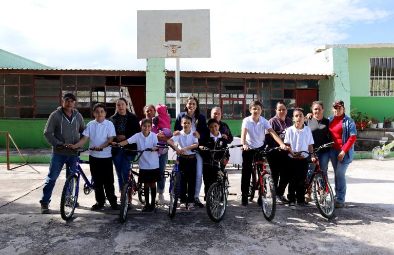 Dan bicicletas a niños lectores de Juchipila