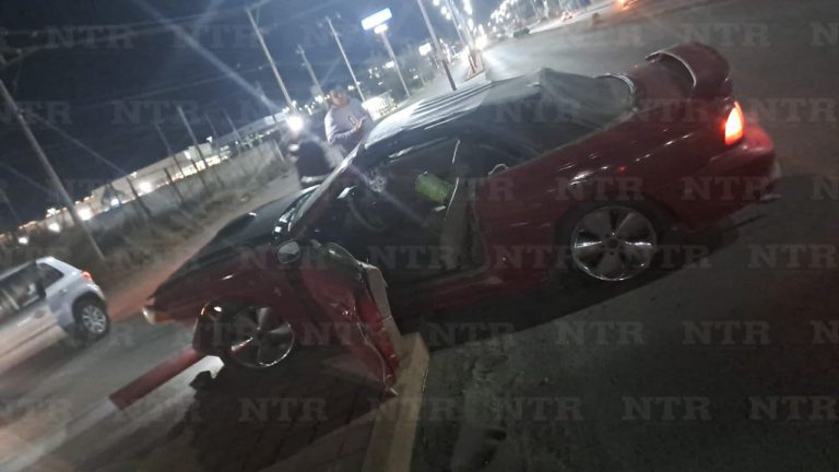 Impacta automóvil contra luminaria de bulevar Jesús Varela Rico