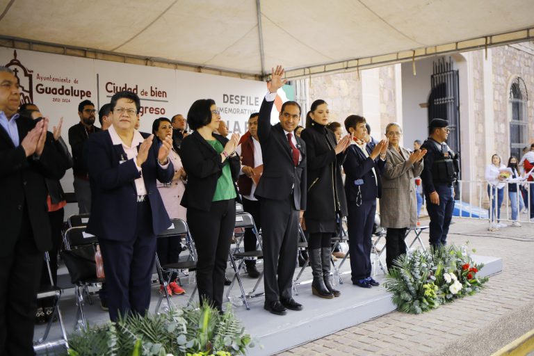 Encabeza alcalde desfile conmemorativo del Día de la Bandera