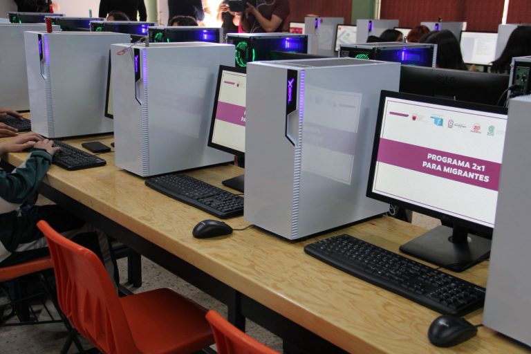Entregan computadoras del Programa 2×1 para Migrantes