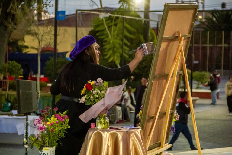 Exponen pinturas y dibujos en Loreto