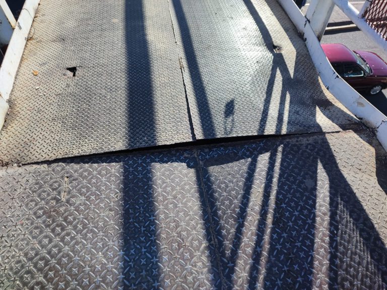 Piden reparar puente peatonal