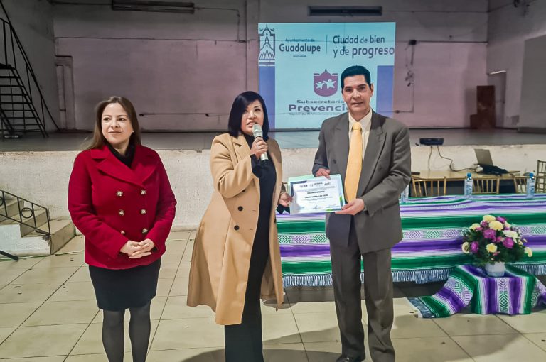 Imparten conferencia sobre crianza positiva en Loreto