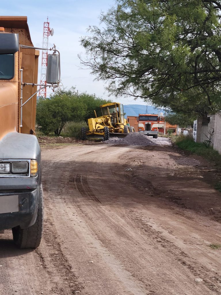 Mejoran caminos de terracería en Villanueva