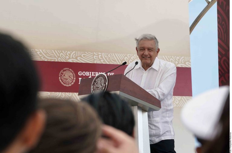 No hay nada que temer ante cambio de Presidencia, dice AMLO