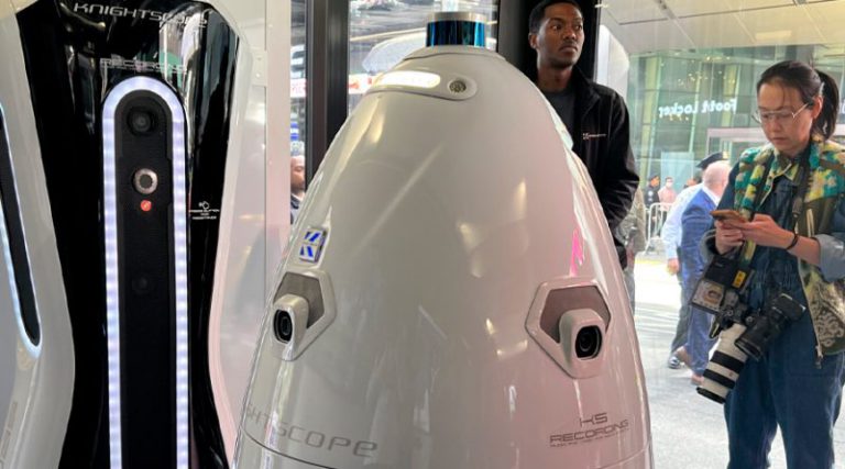 Nueva York ‘jubila’ al robot policía de Times Square
