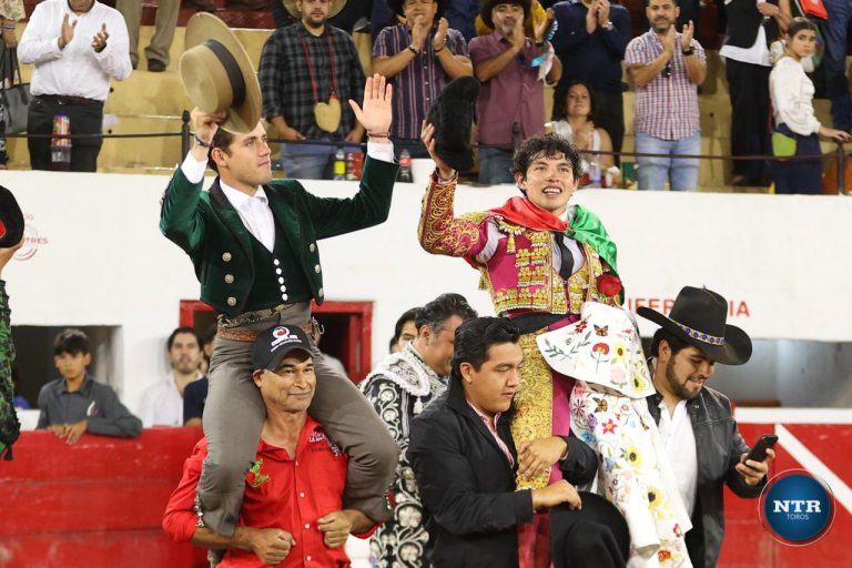 Pasean en hombros Guillermo Hermoso e Isaac Fonseca