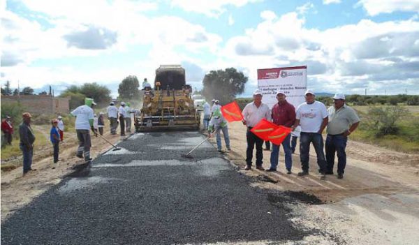 Pavimentan camino en Noria de Ángeles