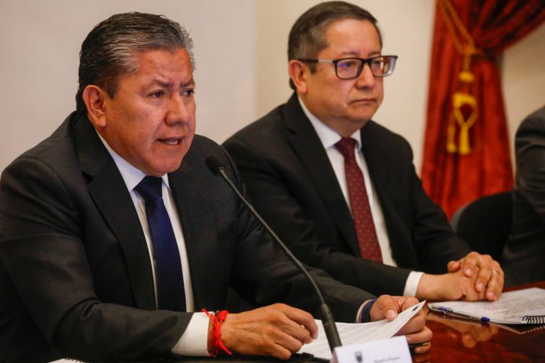 Presentan leyes para blindar finanzas