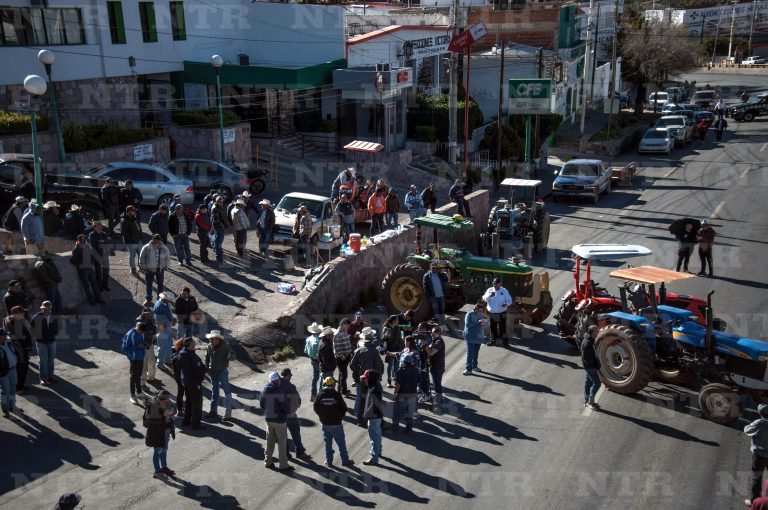Bloquean con tractores el bulevar