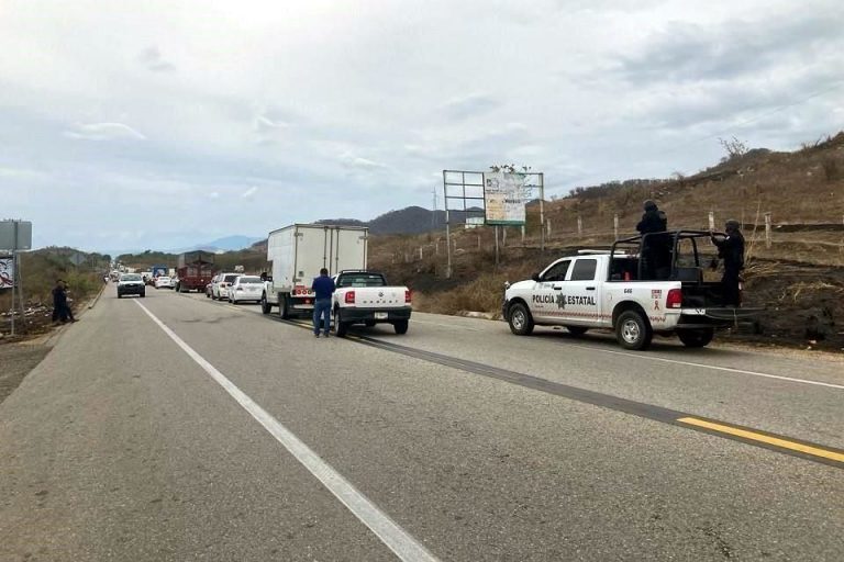 Protestan damnificados por ‘Otis’ ante visita de AMLO