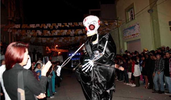 Realizan colorido desfile de muertos en Río Grande
