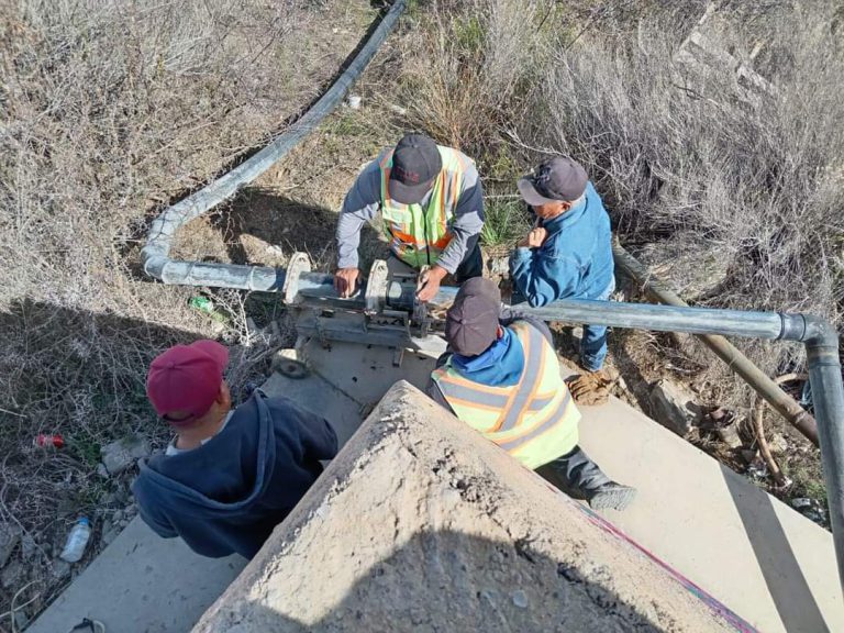 Reparan fuga de agua causada por vandalismo en Concha del Oro