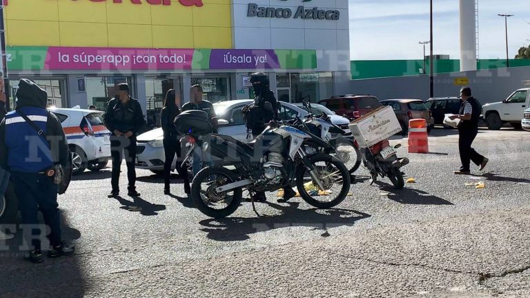 Chocan conductores de moto y auto en la Plateros