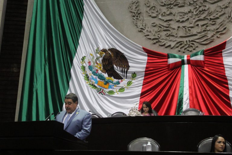 Se manifiesta diputado a favor de padres