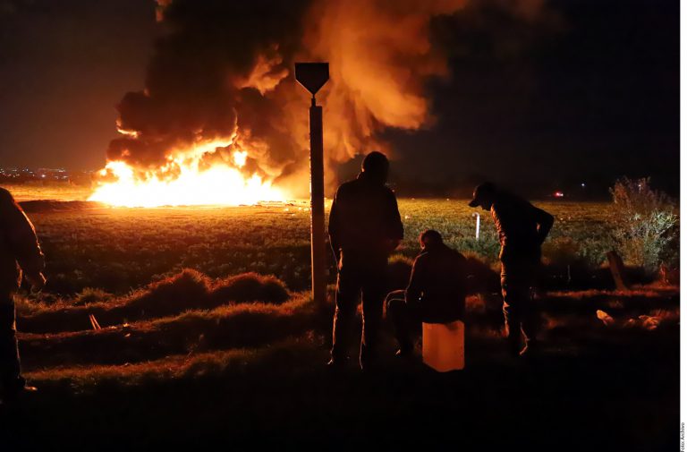 Suman 126 muertos por explosión en ducto