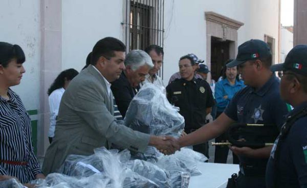Entrega Saucedo uniformes a elementos de Seguridad Pública, Calera