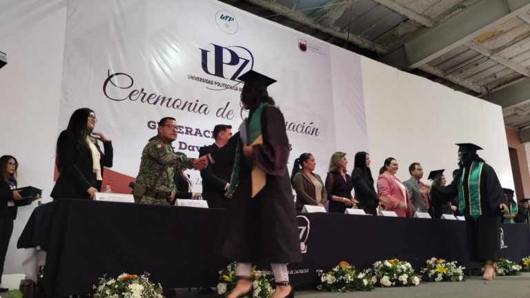 Egresan 303 alumnos de la UPZ