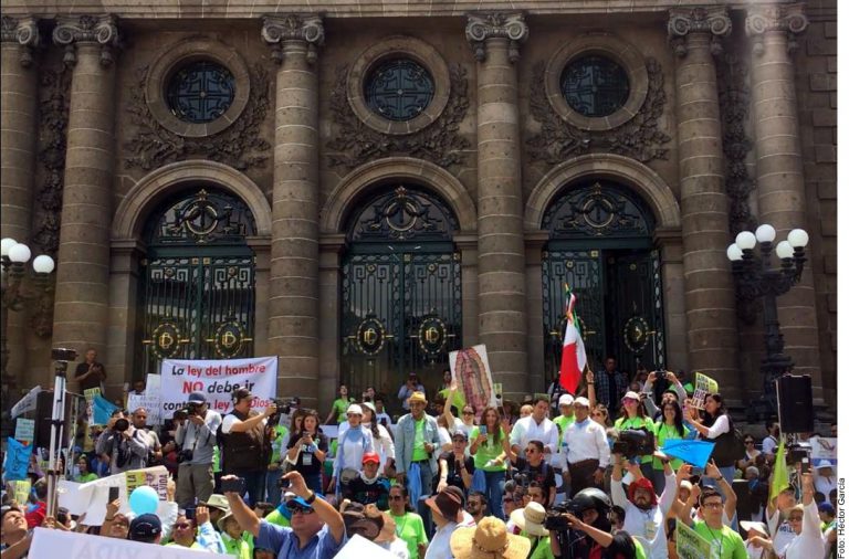 Urgen frenar despenalización del aborto
