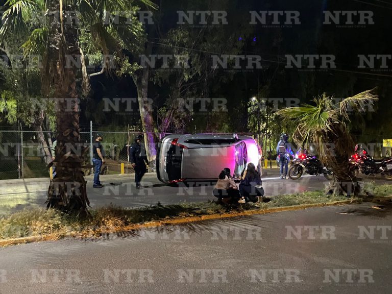 Conductora resulta lesionada tras volcar en avenida Francisco García Salinas