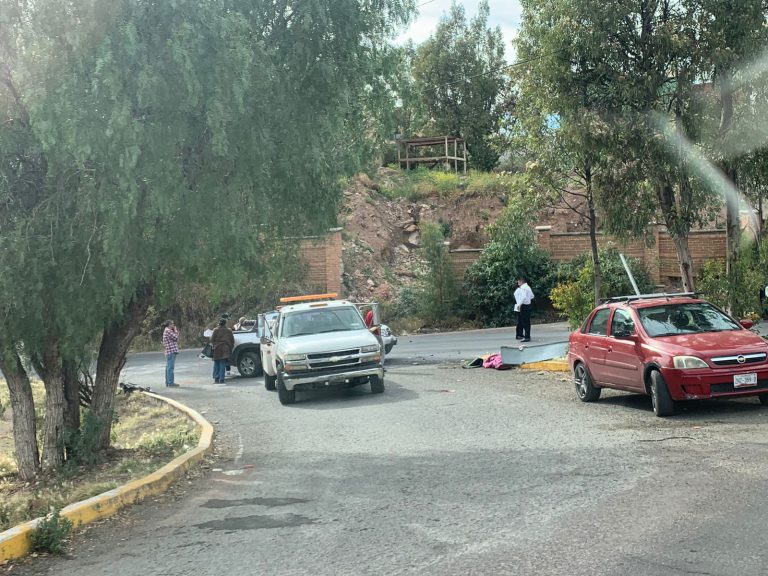 Chocan dos vehículos sobre crucero de calzada solidaridad